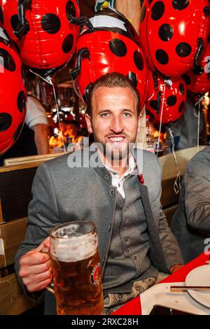 München, Deutschland. September 2023. MÜNCHEN - 24. SEPTEMBER: Harry KANE mit einem Oktoberfest-Bierkrug bei KAEFER Schaenke am 24. September 2023 in München. (Foto FcBAYERN POOL/ATP Images) ( FC BAYERN MÜNCHEN/ATP/SPP) Credit: SPP Sport Press Photo. Alamy Live News Stockfoto