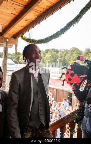 München, Deutschland. September 2023. MÜNCHEN, DEUTSCHLAND - 24. SEPTEMBER: Mathys TEL trifft am 24. September 2023 bei KAEFER Schaenke in München ein. (Foto FcBAYERN POOL/ATP Images) ( FC BAYERN MÜNCHEN/ATP/SPP) Credit: SPP Sport Press Photo. Alamy Live News Stockfoto