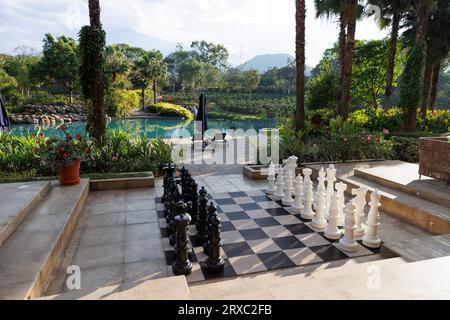 Ein Schach-Set im Freien und ein Überblick über das Gelände des Gran Meliá Arusha Hotels, Arusha, Tansania. Stockfoto