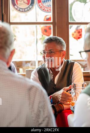 München, Deutschland. September 2023. MÜNCHEN, DEUTSCHLAND - 24. SEPTEMBER: Herbert Hainer, Präsident von Bayern München, blickt auf KAEFER Schaenke am 24. September 2023 in München. (Foto FcBAYERN POOL/ATP Images) ( FC BAYERN MÜNCHEN/ATP/SPP) Credit: SPP Sport Press Photo. Alamy Live News Stockfoto