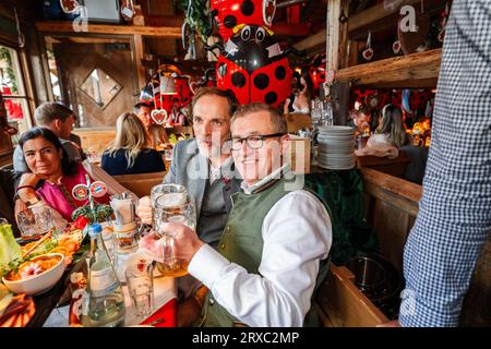 München, Deutschland. September 2023. MÜNCHEN - 24. SEPTEMBER: Trainer: Thomas Tuchel (L) und Jan-Christian Dreesen bei KAEFER Schaenke am 24. September 2023 in München. (Foto FcBAYERN POOL/ATP Images) ( FC BAYERN MÜNCHEN/ATP/SPP) Credit: SPP Sport Press Photo. Alamy Live News Stockfoto