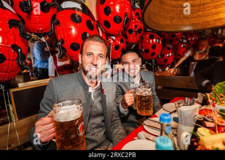 München, Deutschland. September 2023. MÜNCHEN - 24. SEPTEMBER: Harry KANE mit einem Oktoberfest-Bierkrug bei KAEFER Schaenke am 24. September 2023 in München. (Foto FcBAYERN POOL/ATP Images) ( FC BAYERN MÜNCHEN/ATP/SPP) Credit: SPP Sport Press Photo. Alamy Live News Stockfoto