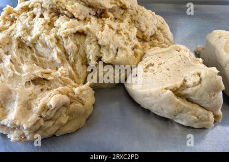 Der Teig für kalte Wasserkruste wird auf einem Metalltisch zubereitet. Seitenansicht portionsfertig. Stockfoto