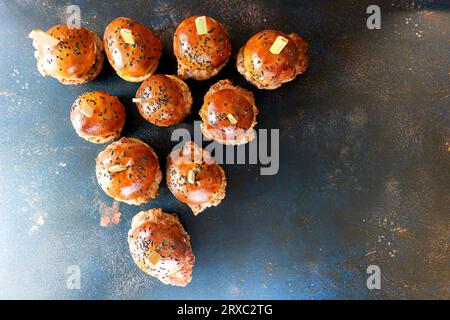 Dies ist ein Nahaufnahme-Bild von Mini-Burgern, jeder mit einem hölzernen Zahnstocher, der als Party-Snack serviert werden kann. Stockfoto