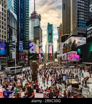 TIMES SQUARE, NEW YORK, USA, - 15. SEPTEMBER 2023. Panoramaaussicht auf die Gebäude und elektronischen Plakatwände im Times Square New York City mit Menschenmassen Stockfoto