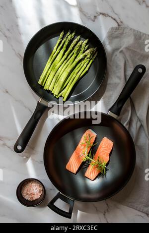 Zwei Frittierpfannen Studio-Produktfotografie Stockfoto