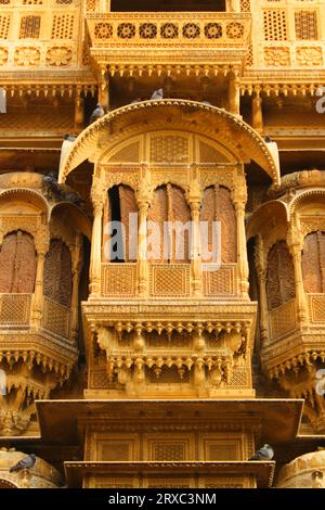 Außenansicht von Patwon Ki Haveli in Jaisalmer, Rajasthan, Indien. Ein Haveli ist ein traditionelles Stadthaus oder Herrenhaus auf dem indischen Subkontinent. (4) Stockfoto