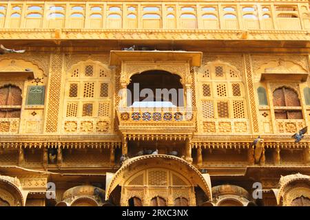 Außenansicht von Patwon Ki Haveli in Jaisalmer, Rajasthan, Indien. Ein Haveli ist ein traditionelles Stadthaus oder Herrenhaus auf dem indischen Subkontinent. (4) Stockfoto