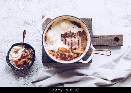 Apfeltopf in gusseisernem Auflauf Stockfoto