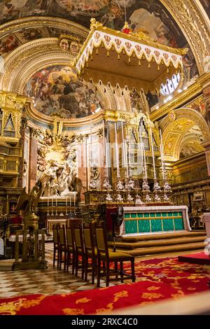 Valletta, Malta - 17. Juni 2023: Detail des Altars und seiner Kapelle in der Kathedrale von Valletta, Malta Stockfoto