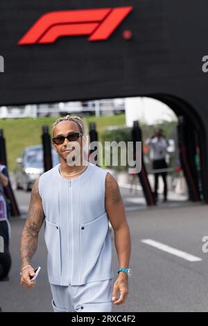 Suzuka, Japan. September 2023. Der modebewusste SIR LEWIS HAMILTON kommt vor dem Großen Preis von Japan 2023 modisch in einem ärmellosen Babyhemd und einer passenden Hose ins Fahrerlager. (Bild: © Taidgh Barron/ZUMA Press Wire) NUR REDAKTIONELLE VERWENDUNG! Nicht für kommerzielle ZWECKE! Stockfoto