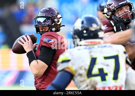 Düsseldorf, Deutschland. September 2023. American Football: Profiliga elf, Rhein Fire - Stuttgart Surge, Play-off-Runde, Finale. Quaterback Adrian Clark von Rhein Fire wirft den Ball. Quelle: Federico Gambarini/dpa/Alamy Live News Stockfoto