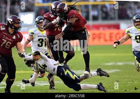 Düsseldorf, Deutschland. September 2023. American Football: Profiliga elf, Rhein Fire - Stuttgart Surge, Play-off-Runde, Finale. Glen Tonga (r) von Rhein Fire und Stuttgarts Mitchel Fettig kämpfen um den Ball. Quelle: Federico Gambarini/dpa/Alamy Live News Stockfoto