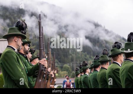 ÖSTERREICH, DORFGASTEIN - 24. SEPTEMBER 2023: Teilnehmerzahl einer Dorfprozession zu Ehren des Erntetages Stockfoto