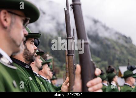 ÖSTERREICH, DORFGASTEIN - 24. SEPTEMBER 2023: Dorfprozessionsteilnehmer stellen sich zu Ehren des Erntetages mit Waffen auf Stockfoto