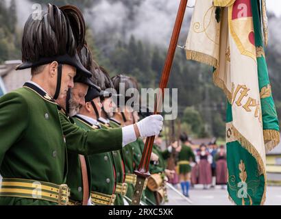 ÖSTERREICH, DORFGASTEIN - 24. SEPTEMBER 2023: Teilnehmer an der Prozession zu Ehren des Erntetages Stockfoto