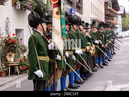 ÖSTERREICH, DORFGASTEIN - 24. SEPTEMBER 2023: Aufbau bewaffneter Mitglieder einer Gesellschaft zur Verteidigung von Traditionen Stockfoto