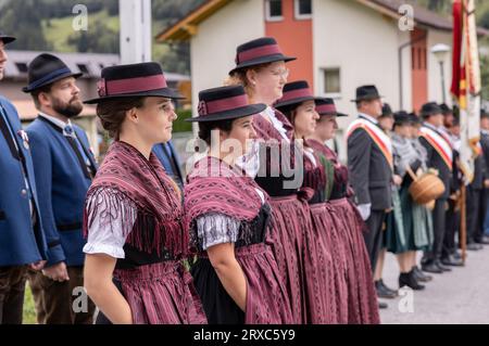 ÖSTERREICH, DORFGASTEIN - 24. SEPTEMBER 2023: Teilnehmer an der festlichen Dorfprozession zu Ehren des Erntetages Stockfoto