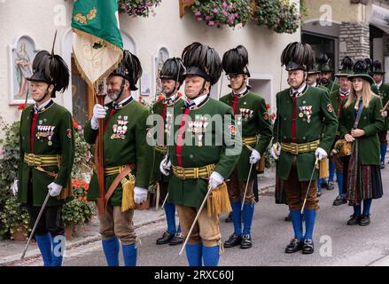 ÖSTERREICH, DORFGASTEIN - 24. SEPTEMBER 2023: Marsch bewaffneter Mitglieder der Gesellschaft zur Verteidigung von Traditionen Stockfoto