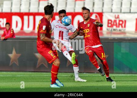 Bari, Italien. September 2023. Marco Nasti (SSC Bari) und Stefano Scognamillo (US Catanzaro 1929) während SSC Bari gegen US Catanzaro, italienisches Fußballspiel der Serie B in Bari, Italien, 24. September 2023 Credit: Independent Photo Agency/Alamy Live News Stockfoto