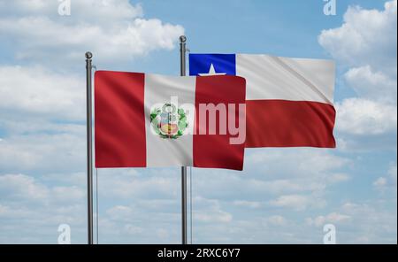 Chile-Flagge und Peru-Flagge, die am blauen Himmel zusammenwinken, zwei-Länder-Kooperationskonzept Stockfoto