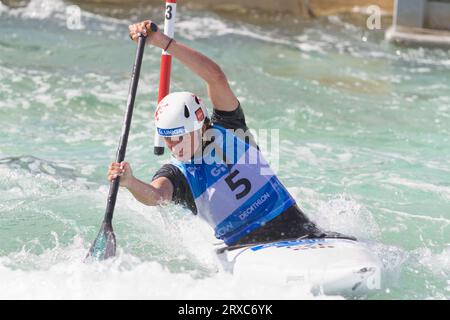 Gabriela Satkova nimmt an der C1 der Frauen bei den ICF Canoe Slalom World Championships Teil, die im Lee Valley White Water Centre ausgetragen werden. Stockfoto