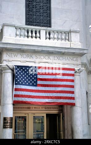 Amerikanische Flagge vor dem Eingang der New York Stock Exchange in 11 Wall Street, NY, USA Stockfoto