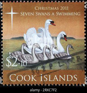 Zwölf Tage Weihnachten - 7 Schwäne schwimmen auf Briefmarke von Cook Islands Stockfoto