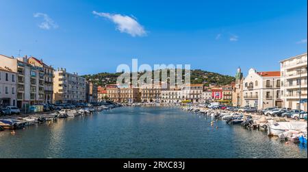 Panorama des Peyrade-Kanals in Sète, an einem Frühlingsmorgen, in Hérault, Occitanie, Frankreich Stockfoto