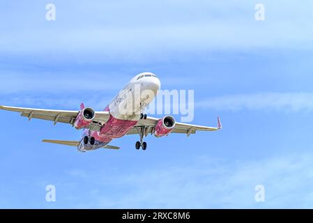 Barcelona, ​​Spain; 10. April 2023: Airbus A320 der Wizz Air-Gesellschaft landet auf dem Flughafen Josep Tarradellas Barcelona-el Prat Stockfoto