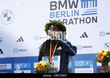 24.09.2023, Berlin, Deutschland. Tigst Assefa bei der Preisverleihung. Tigst Assefa aus Äthiopien erzielt einen fabelhaften Weltrekord und gewinnt den 49. Berlin Marathon in 2:11:53 Stunden. Der zweite Platz ging an die Sheila CHEPKIRUI aus Kenia mit 2:17:49 Stunden und der dritte Platz wurde von Magdalena Shauri aus Tansania mit 02:18:43 Stunden gewonnen. Sven Struck / Alamy Live News Sven Struck / Alamy Live News Stockfoto