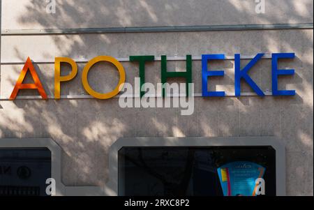 Berlin, Deutschland. September 2023. September 2023, Berlin. An der Fassade einer Apotheke ist ein farbenfroher Schriftzug zu sehen. Kredit: Wolfram Steinberg/dpa Kredit: Wolfram Steinberg/dpa/Alamy Live News Stockfoto