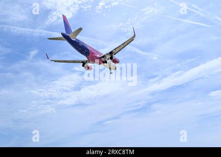 Barcelona, ​​Spain; 10. April 2023: Airbus A320 der Wizz Air-Gesellschaft landet auf dem Flughafen Josep Tarradellas Barcelona-el Prat Stockfoto