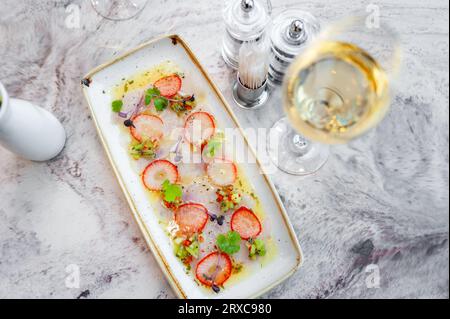 Wolfsbarschceviche mit Erdbeere, Kiwi und Mangosalsa Stockfoto
