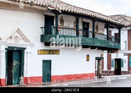 Tibasosa, Boyaca, Kolumbien - 9. August 2023. Blick auf die schönen antiken Häuser der kleinen Stadt Tibasosa in der Region Boyaca in Kolumbien Stockfoto