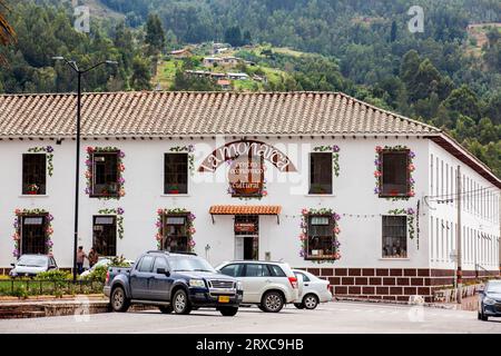 Tibasosa, Boyaca, Kolumbien - 9. August 2023. Verwaltungs-, Kultur- und Handelszentrum La Monarca am zentralen Platz des schönen Stockfoto