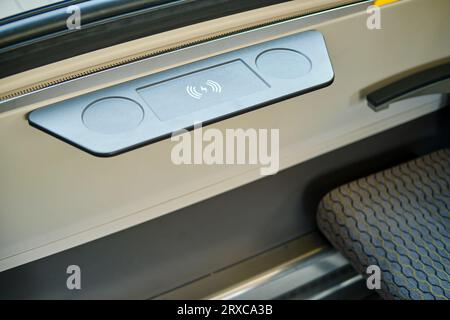 Kabelloses Aufladen von Telefonen als Inneneinrichtung des öffentlichen Personennahverkehrs Stockfoto
