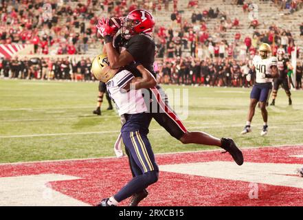 Der Indiana Hoosiers Wide Receiver Cam Camper (6) erzielt einen Touchdown gegen Akron während eines NCAA College-Fußballspiels in Bloomington. IU gewann 29-27 in Überstunden. Stockfoto