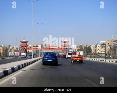 Kairo, Ägypten, 17. September 2023: Shinzo Abe Achs-Autobahn mit Fußgängerbrücke im traditionellen japanischen Architekturstil, dem tra Stockfoto