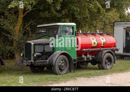 September 2023: BP-Treibstoff- oder Öltanker beim Goodwood Revival Race Meeting. Stockfoto