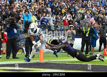 Baltimore, Vereinigte Staaten. November 2020. Indianapolis Colts Running Back Zack Moss (21) trifft Baltimore Ravens Linebacker Patrick Queen (R) bei einem 17-Yard-Pass-Empfang in der ersten Hälfte im M&T Bank Stadium in Baltimore, Maryland, am Sonntag, den 24. September 2023. Foto von David Tulis/UPI Credit: UPI/Alamy Live News Stockfoto