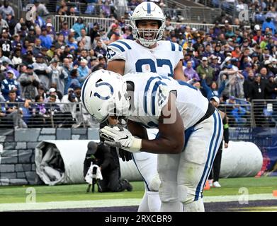 Baltimore, Vereinigte Staaten. November 2020. Indianapolis Colts Running Back Zack Moss (21) feiert mit Tight End Kylen Granson (83) nach einem Touchdown gegen die Baltimore Ravens bei einem 17-Yard-Pass-Empfang während der ersten Hälfte im M&T Bank Stadium in Baltimore, Maryland, am Sonntag, den 24. September 2023. Foto von David Tulis/UPI Credit: UPI/Alamy Live News Stockfoto