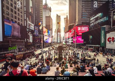 TIMES SQUARE, NEW YORK, USA, - 15. SEPTEMBER 2023. Panoramaaussicht auf die Gebäude und elektronischen Plakatwände im Times Square New York City mit Menschenmassen Stockfoto