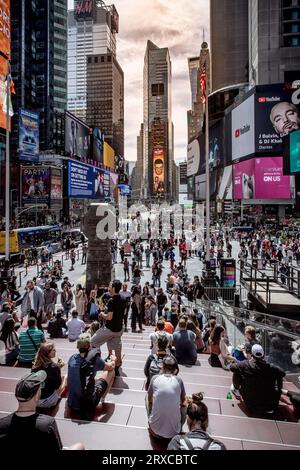 TIMES SQUARE, NEW YORK, USA, - 15. SEPTEMBER 2023. Panoramaaussicht auf die Gebäude und elektronischen Plakatwände im Times Square New York City mit Menschenmassen Stockfoto