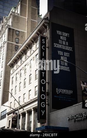 NEW YORK, USA, - 15. SEPTEMBER 2023. Eine vertikale Landschaft der Außenseite des Church of Scientology Celebrity Center in der Nähe des Times Square in New York Stockfoto