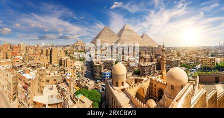 Aus der Vogelperspektive auf Kairo, die Pyramiden, die Moschee von Ibn Tulun und andere Sehenswürdigkeiten der Hauptstadt von Ägypten Stockfoto