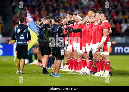 Walisische Spieler während der Nationalhymne vor der Rugby-Weltmeisterschaft 2023, Pool-C-Spiel im OL-Stadion in Lyon, Frankreich. Bilddatum: Sonntag, 24. September 2023. Stockfoto