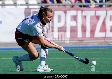 Mannheim, Deutschland. September 2023. Nadine Kanler (MHC, 4), am Ball, Freisteller, Ganzkörper, Einzelbild, Einzelfoto, Aktion, Aktion, 24.09.2023, Mannheim (Deutschland), Hockey, 1. Bundesliga, Damen, Mannheimer HC - Düsseldorfer HC/dpa/Alamy Live News Stockfoto