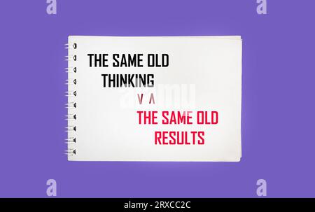 Das gleiche alte Denken und der gleiche alte Ergebnistext auf einem Notizblock und einem schönen violetten Hintergrund. Stockfoto