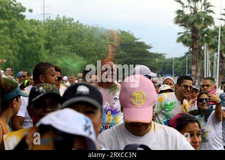 San Diego, Carabobo, Venezuela. September 2023. September 2023. Tausende von Menschen nehmen an dem Farbenspaziergang Teil, der vom Sportinstitut des Bürgermeisterbüros von San Diego im Bundesstaat Carabobo organisiert wird. Foto: Juan Carlos Hernandez (Credit Image: © Juan Carlos Hernandez/ZUMA Press Wire) NUR REDAKTIONELLE VERWENDUNG! Nicht für kommerzielle ZWECKE! Stockfoto